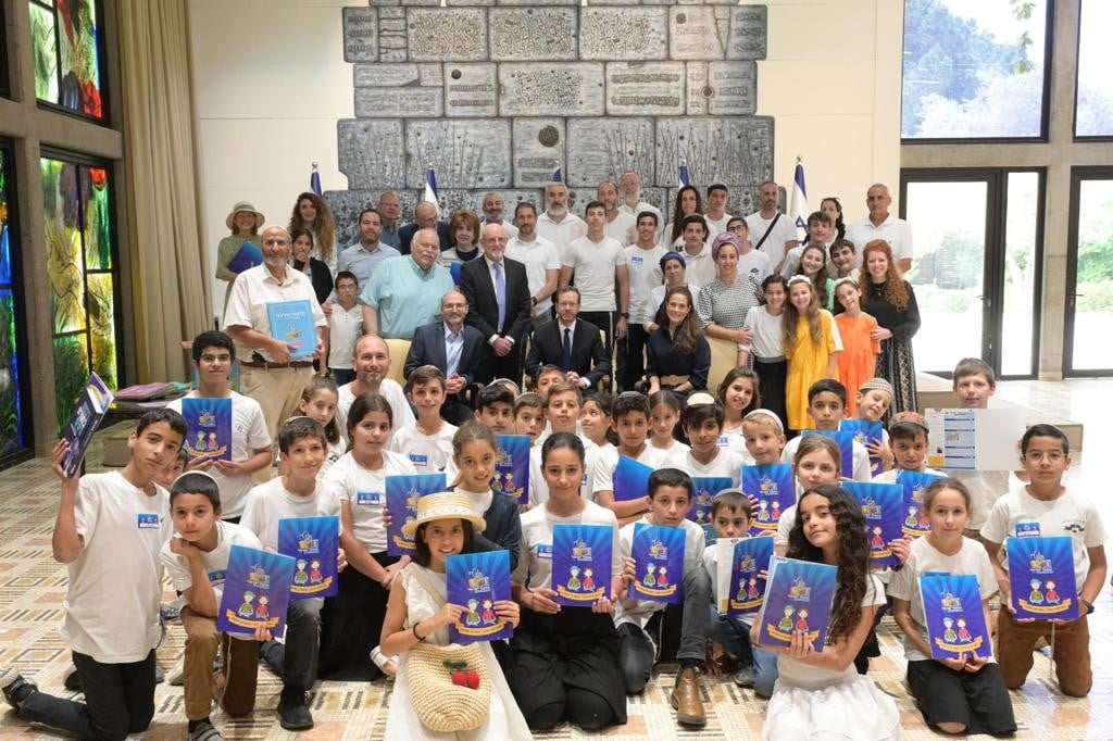 לפני הנסיעה לדובאי: מדוע נפגש נשיא המדינה עם תלמידי בי"ס?