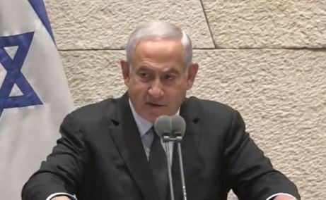 האם בנט התעלם בהפגנתיות מנתניהו - כשהוא צופה בו בפייסבוק?