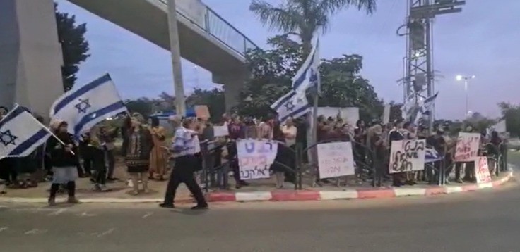 תושבי אלקנה מוחים נגד ביקור רה״מ בנט ביישוב | צפו