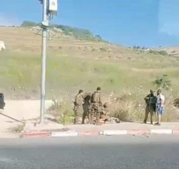 תיעוד: מחבל ניסה לדקור חיילים בסמוך לחטמ"ר שומרון - ונורה