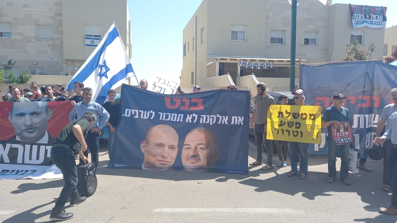 הפגנה בעת ביקורו של בנט באלקנה: "תתפטר, לא רוצים אותך"