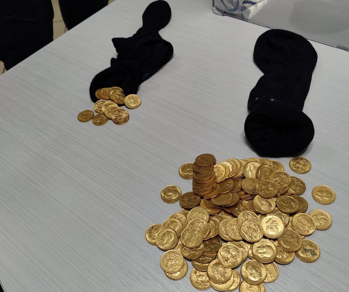 המבצע נכשל: כך ניסו חמישה חשודים להבריח מטבעות זהב בנתב"ג