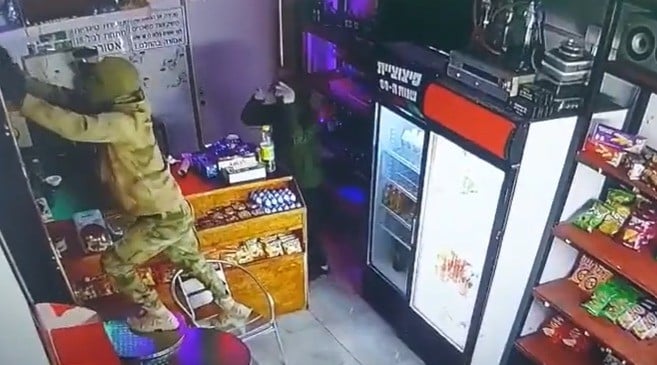 רעולי פנים פורצים לעסק בדימונה ומרוקנים את עמדת הסיגריות | תיעוד