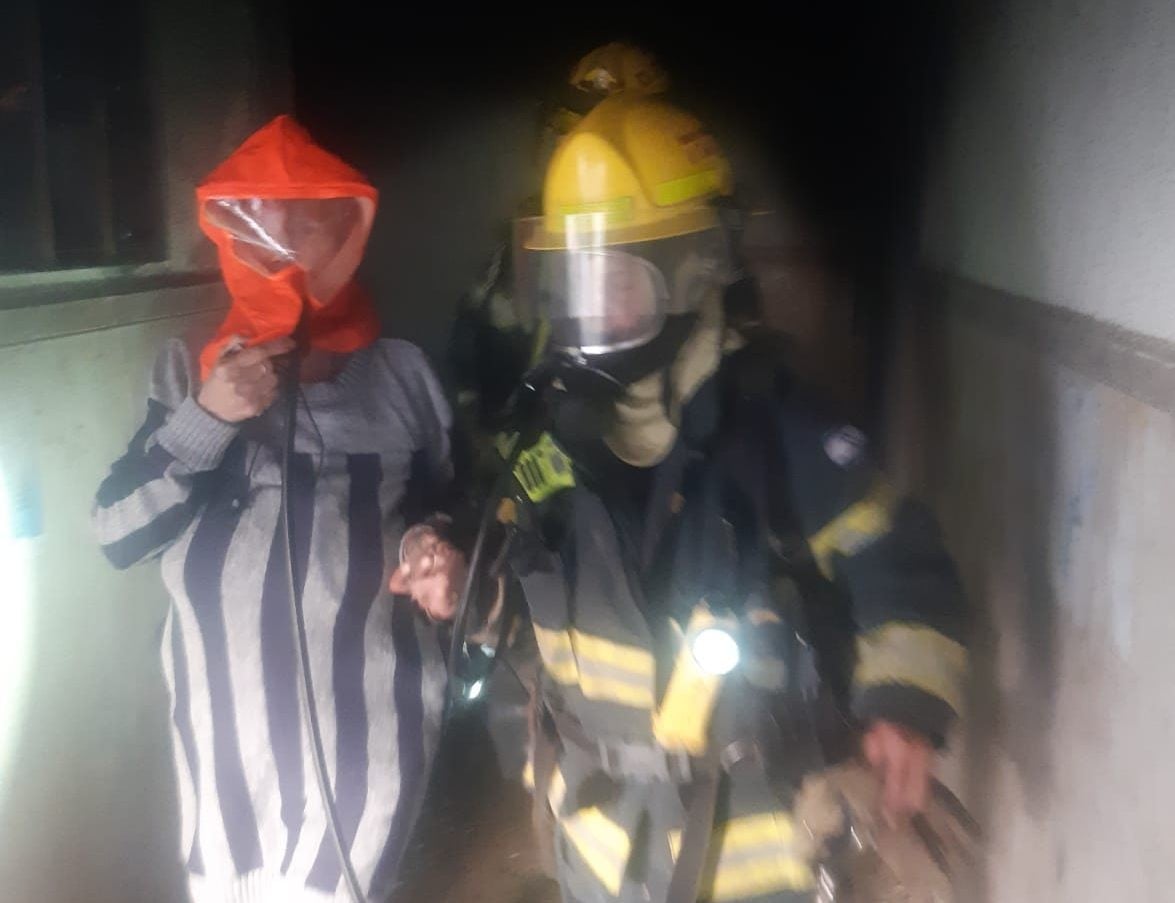 שריפה בבניין בן 4 קומות באשקלון - הדיירים חולצו בשלום