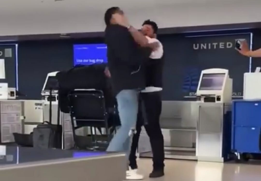 תקרית אלימה בהשתתפות שחקן הפוטבול הסתיימה בפיטורין | תיעוד
