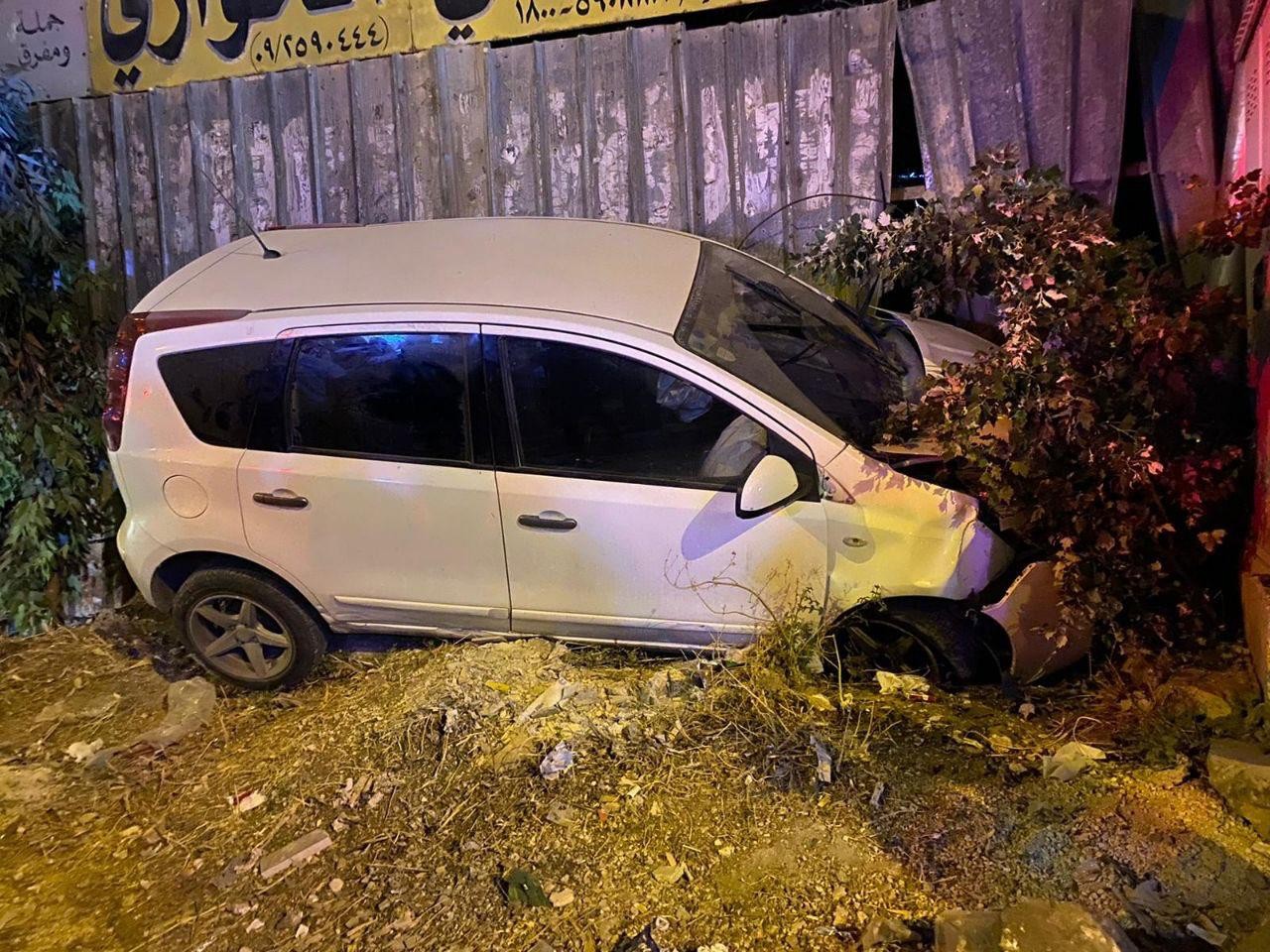 הרכב שנפגע מיידוי האבנים. צילום: לפי סעיף 27א לחוק זכויות יוצרים