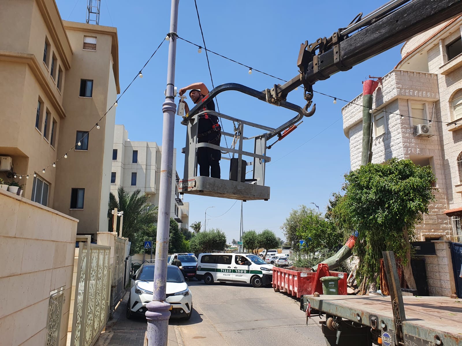 האח הגדול, הגרסה הפלילית: יישוב בשרון רושת במצלמות בניגוד לחוק