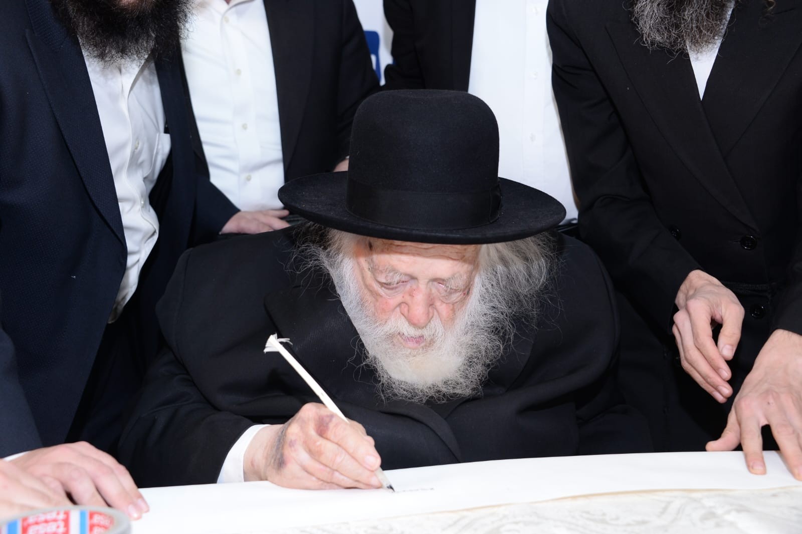 שמות אחרונים: רכשו עכשיו את שמכם בספר התורה האחרון של מרן