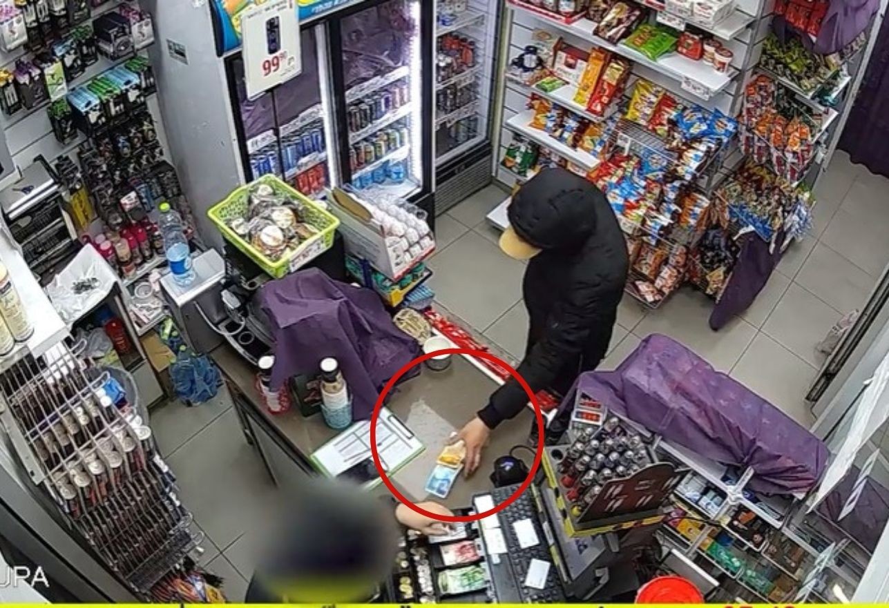 תועד במצלמות: הגנב הערבי נכנס לתחנת הדלק - ושודד את הקופה