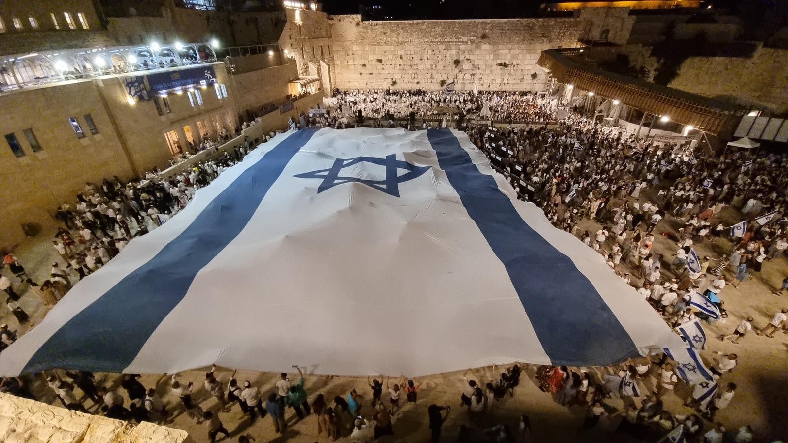 אלפי מתפללים בכותל - דגל ישראל הגדול ביותר נפרס ברחבה | צפו