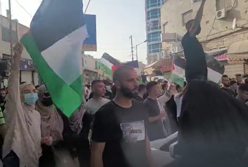 י-ם: ברקע צעדת הדגלים - ערבים מניפים דגלי אש"ף במזרח העיר