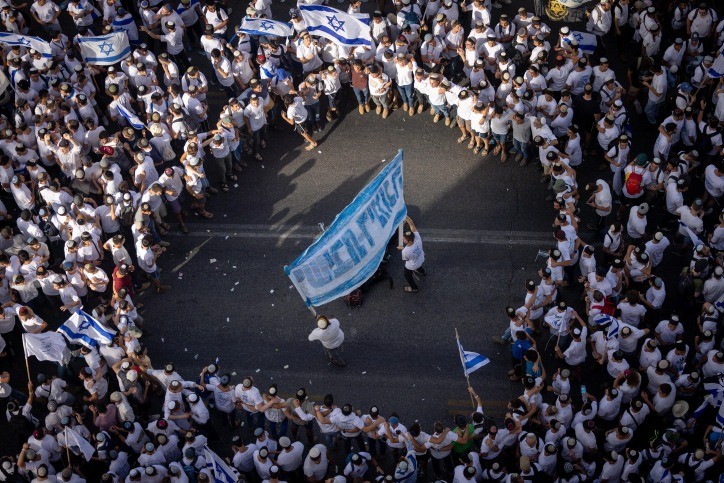צעדת הדגלים התקיימה היום בירושלים - ועברה בשקט יחסי