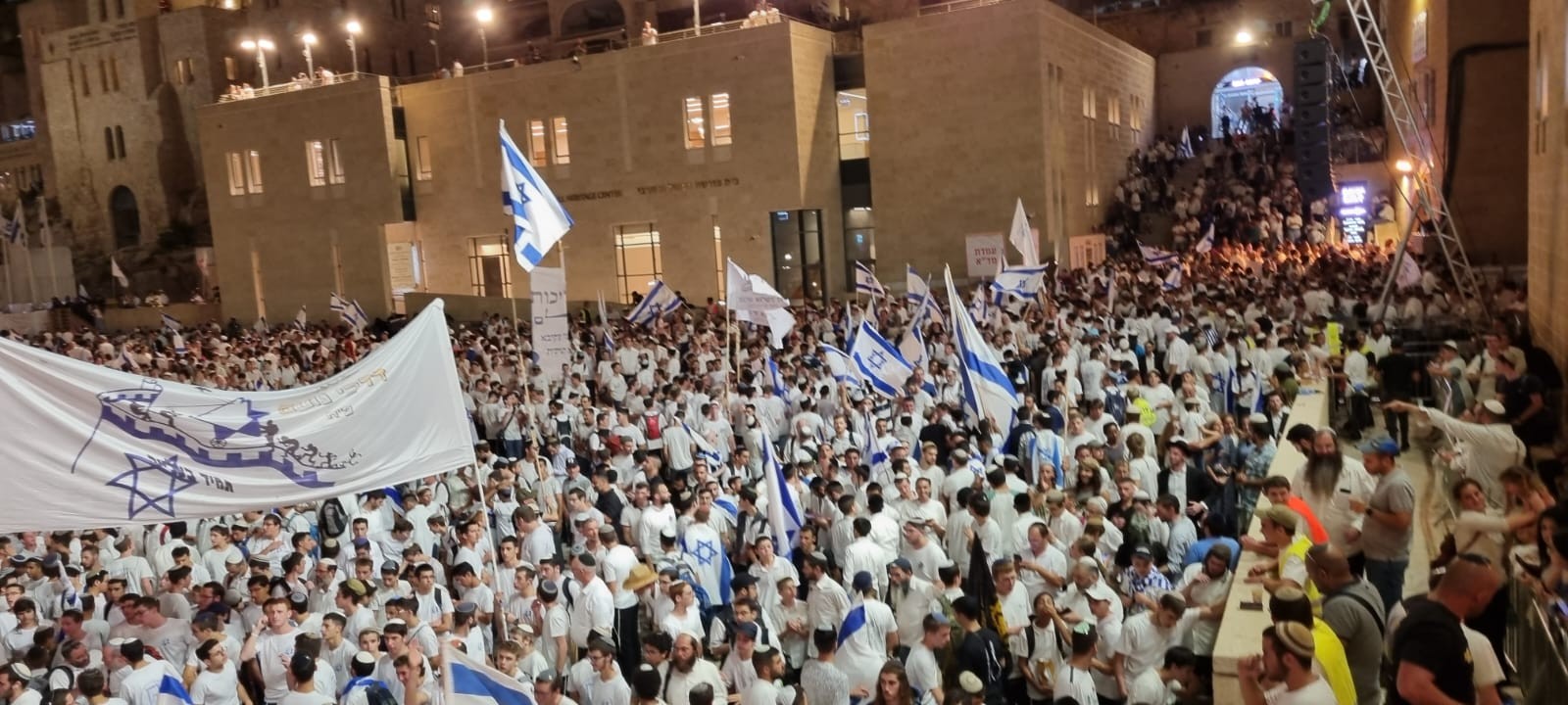 החוגגים בכותל. צילום: תקשורת ריקוד דגלים
