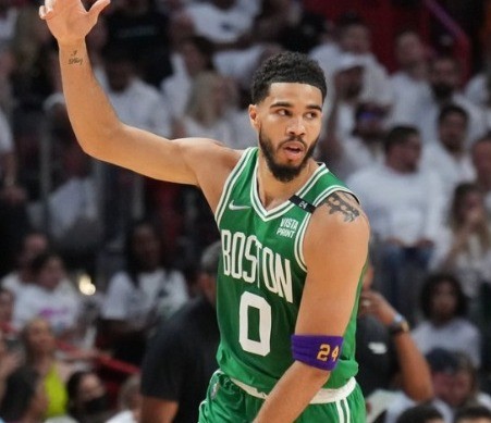 המחווה של כוכב בוסטון שריגשה את ליגת ה-NBA | צפו