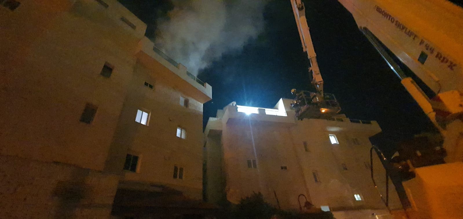 שריפה פרצה בדירה באריאל; שני לכודים חולצו מהמרפסת
