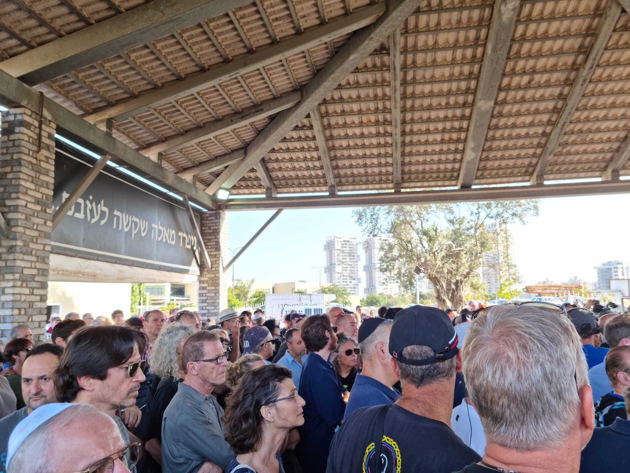 מאות מלווים למנוחות את מודי בר-און ז"ל בבית העלמין בחולון