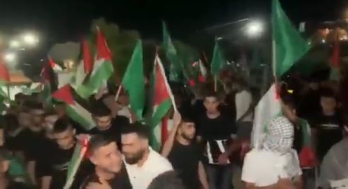 אום אל-פחם: מאות קוראים קריאות הסתה עם דגלי אש"ף וחמאס