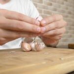 תוך 20 שניות: השיטה הפשוטה לקילוף שום ששברה את הרשת