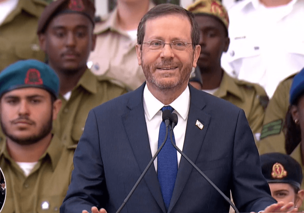 "מתנצל, תקלה": מדוע ביקש הנשיא לעצור לרגע את טקס המצטיינים?