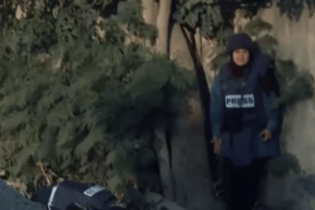 תיעוד קשה לצפייה: רגעי הירי בהם נהרגה עיתונאית אל ג'זירה