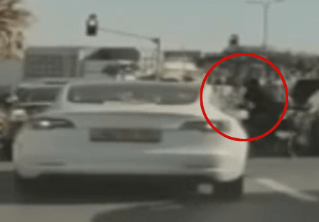 תיעוד: רוכב אופנוע חלף ליד רכב טסלה - ואז עשה את הדבר הבא