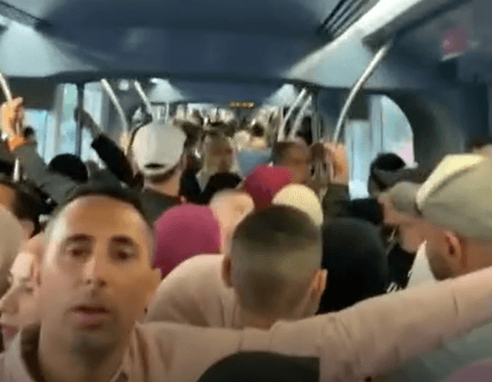 תיעוד מהרכבת הקלה: עשרות ערבים בקריאות 'אללה אכבר' | צפו