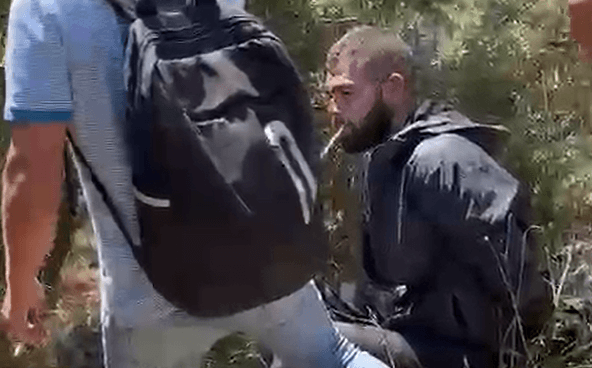 מקומם: המחבל מעשן לאחר לכידתו | צפו בתיעוד