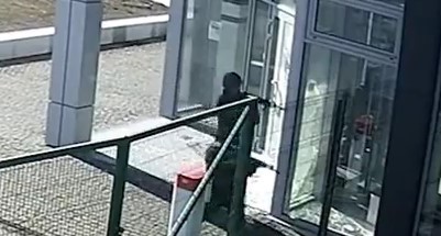 תיעוד קשה לעיכול: שני חיילים רוסים יורים על חפים מפשע | צפו