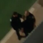 תיעוד חמור: שני שוטרים תוקפים באלימות מפגין שהתחצף אליהם
