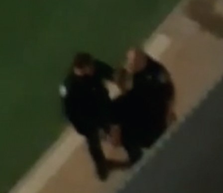 תיעוד חמור: שני שוטרים תוקפים באלימות מפגין שהתחצף אליהם