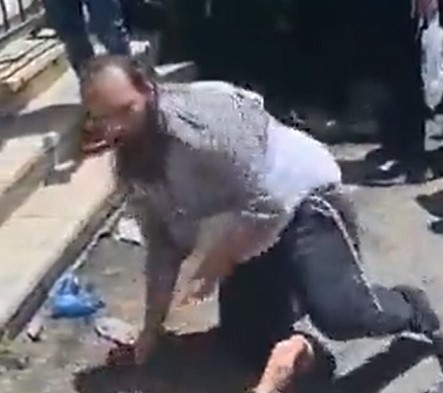 קיצוני התעמת עם שוטרים - והוטח בעוצמה על המדרגות | תיעוד