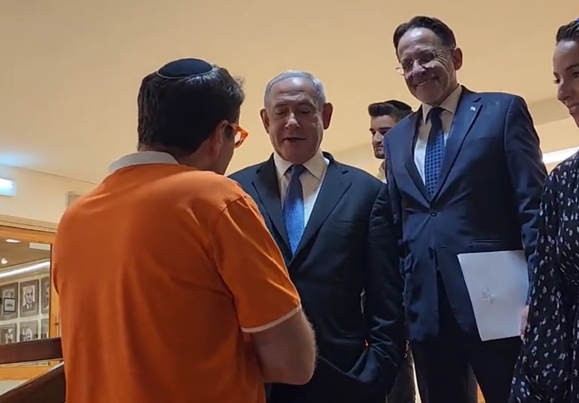 משעשע: נתניהו ושלזינגר מתבדחים על החולצה הכתומה שלו | צפו