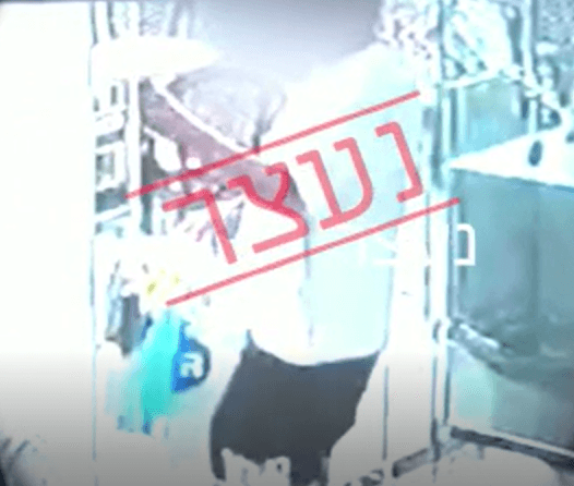 תיעוד: גונב קופות צדקה ורחפן ולא שוכח לנשק את המזוזה ביציאה
