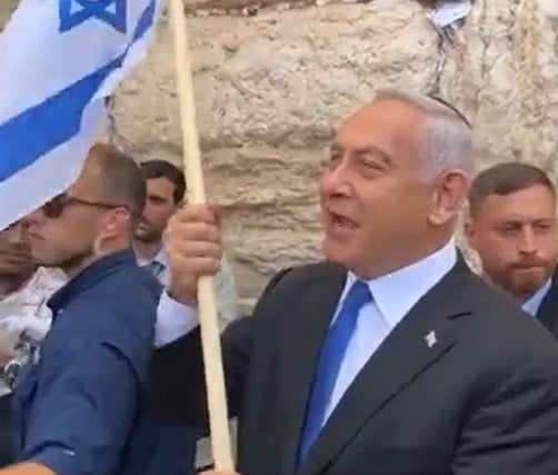 לרגל יום ירושלים: נתניהו הגיע לכותל - זה הפתק שטמן | צפו