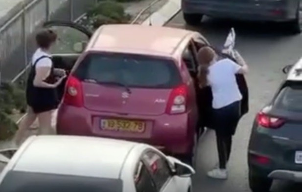 עקב התפרעויות ערבים - יהודים מורידים דגלים מהמכונית | תיעוד