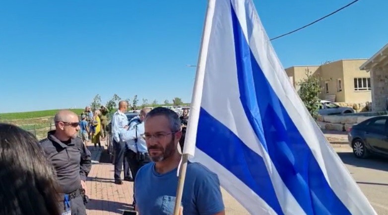 אח שכול מחוץ לבית משפחת רז: "ישראל כמו בששת הימים" | תיעוד