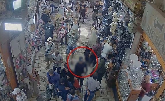 המחבל במנוסה. צילום: באדיבות דוברות המשטרה