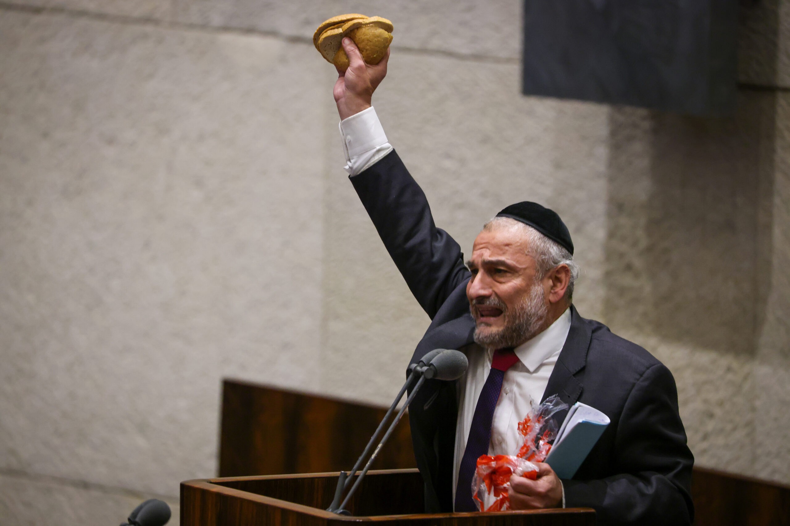 אבוטבול עם הלחם. צילום: נעם מושקוביץ דוברות הכנסת