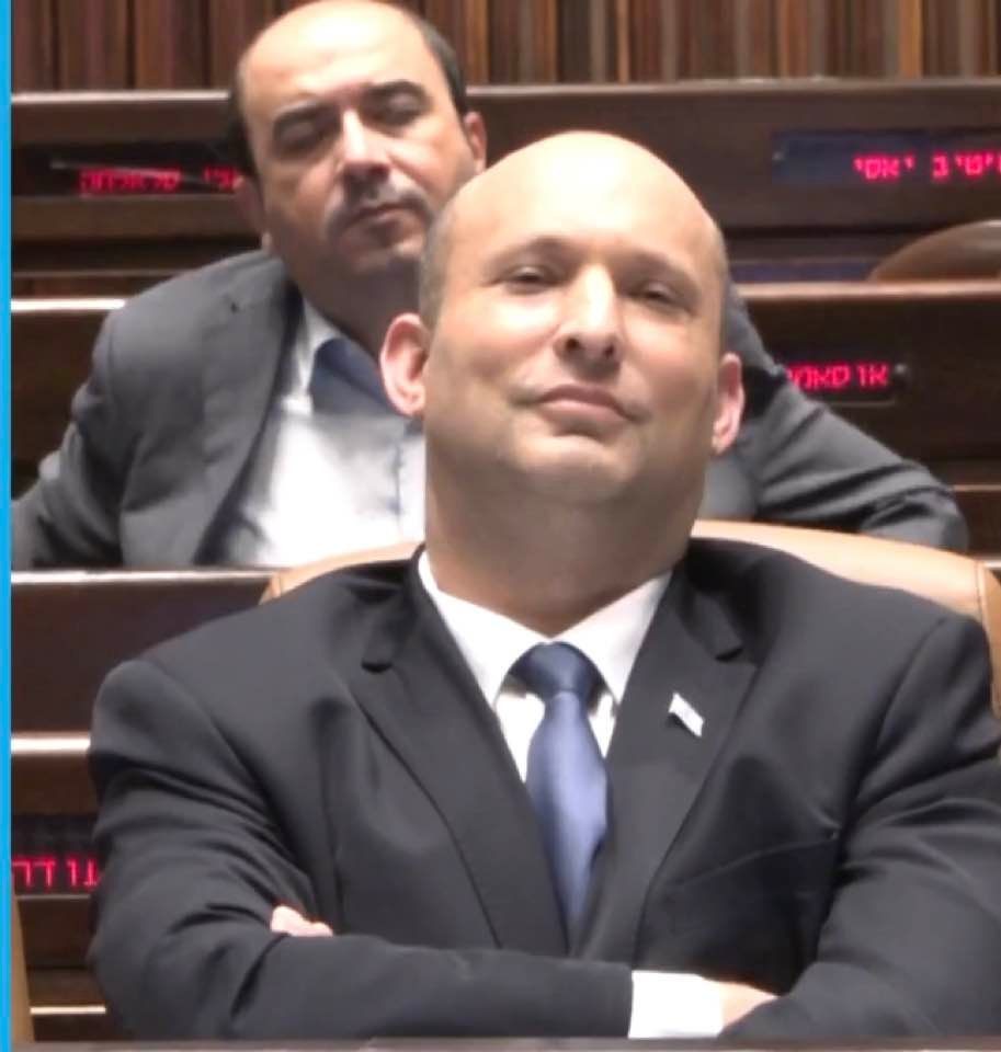 שי גולדן מפענח: מה מספרות הבעות פניו של נפתלי בנט?