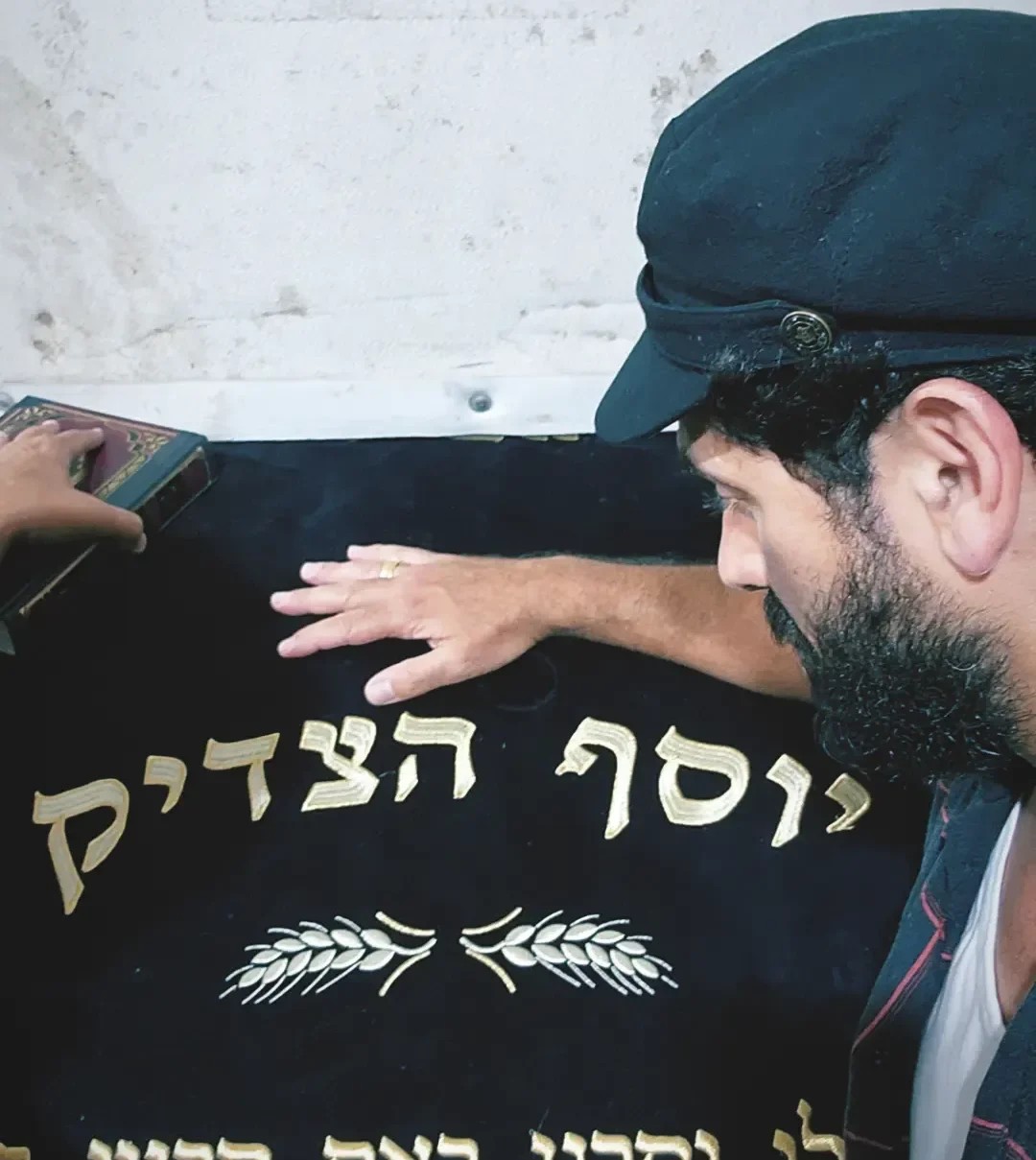 אביב אלוש בקבר יוסף הצדיק. מתוך חשבון האינסטגרם של אלוש