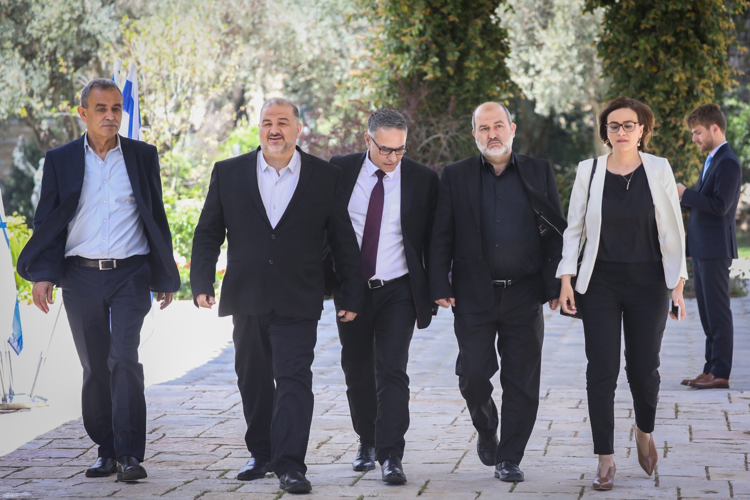 דיפ סטייט של רע"מ: כך משתלטת התנועה האסלאמית על משרדי ממשלה