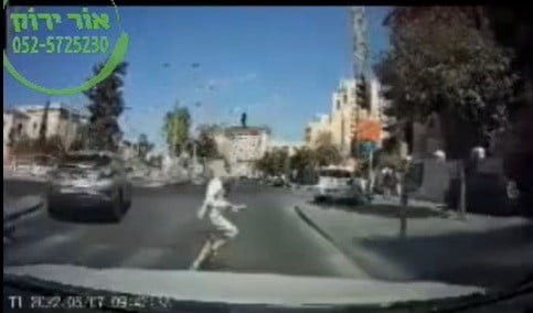 נס ברגע האחרון: הילד חצה את הכביש - ואז קרה הדבר הבא | צפו