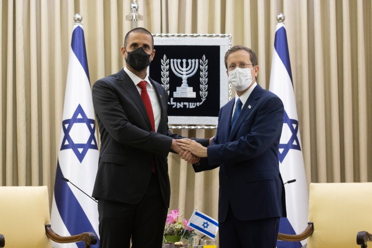 ההתחממות ביחסים נמשכת: מנכ"ל משרד החוץ יבקר הלילה בבחריין