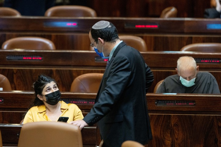 "אין לך טיפת בושה": ח"כ השכל וח"כ רוטמן בקרב ציוצים בטוויטר