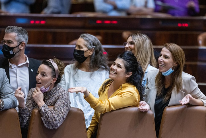 מיכל שיר, שרן השכל ועידית סילמן במליאה. צילום: יונתן זינדל פלאש 90