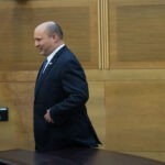 הכי רחוק שאפשר מישיבת הממשלה: לאן נעלם נפתלי בנט?