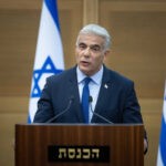 לפיד: "שולח את תנחומיי לעם היפני, אבה היה ידיד ישראל"