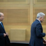 סכסוך עם לשכת לפיד: בנט נעדר מפגישות העבודה עם האמריקאים