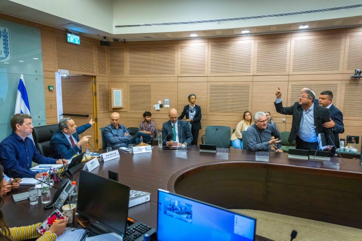 מסכות בחלל סגור? משרד הבריאות ממליץ - בממשלה ובכנסת מצפצפים