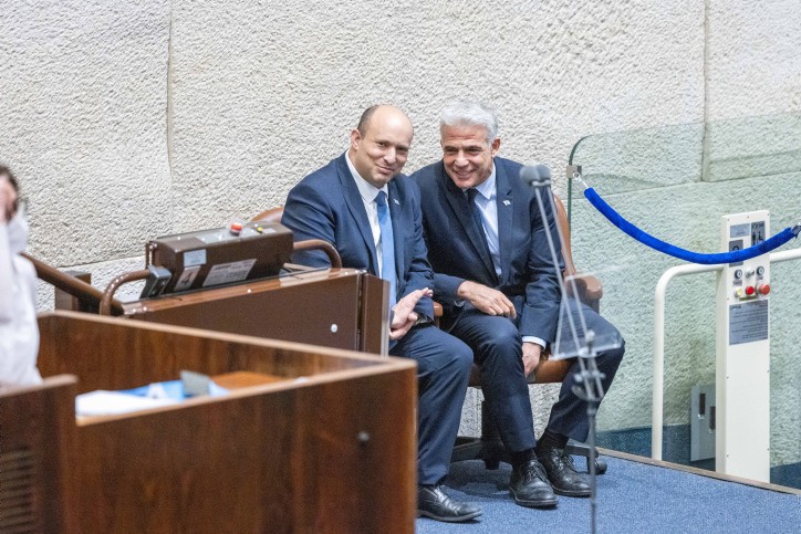 "שקרנותם אומנותם": השר אליהו תובע את נפתלי בנט ויאיר לפיד